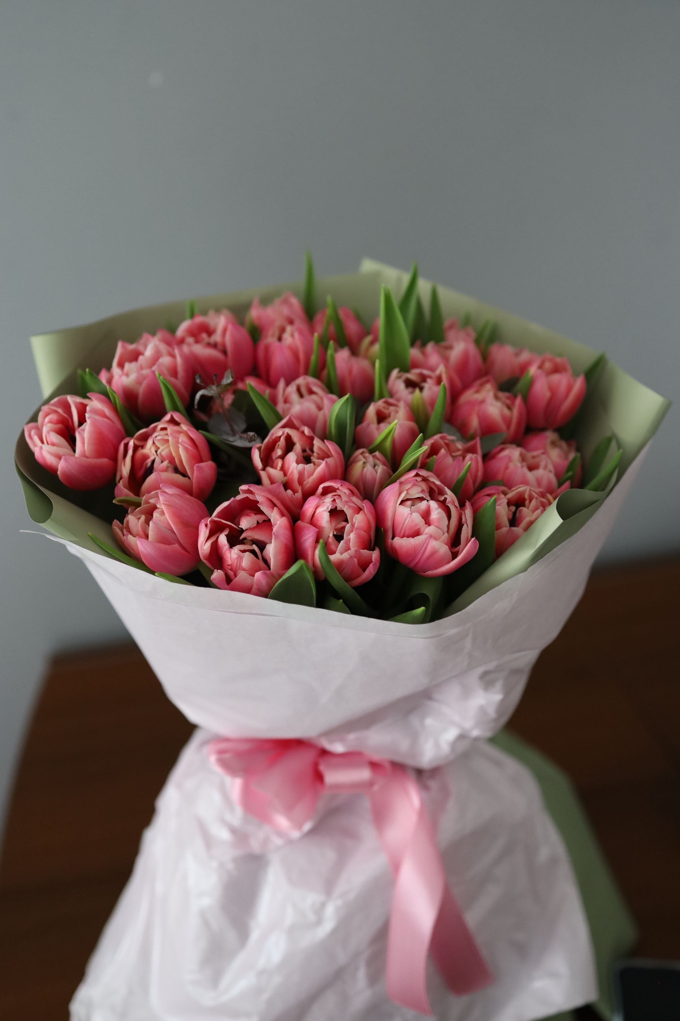 Handgebundener Strauß aus frischen Blumen in zartem Rosa